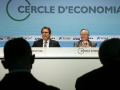 El presidente de la Generalitat, Artur Mas, junto al presidente del Cercle d&#039;Economia, Josep Piqu&eacute;, durante su intervenci&oacute;n en la sesi&oacute;n inaugural de la XXIX Reuni&oacute;n del C&iacute;rculo de Econom&iacute;a de Sitges. 