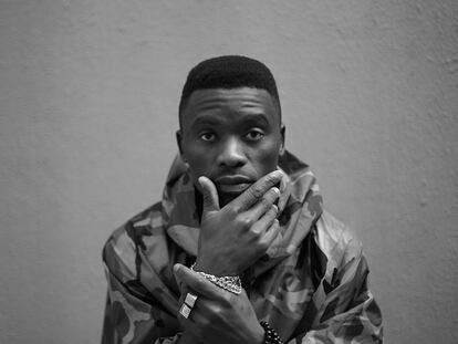 El artista sudafricano Mashayabhuqe KaMamba / Okayafrica