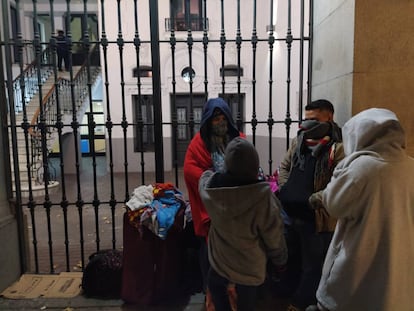 Los solicitantes de asilo a las puertas de la sede del Samur Social, que gestiona los albergues municipales.