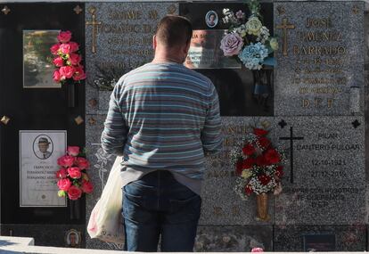 Un hombre este viernes en el cementerio de Sotillo de la Adrada (Ávila).