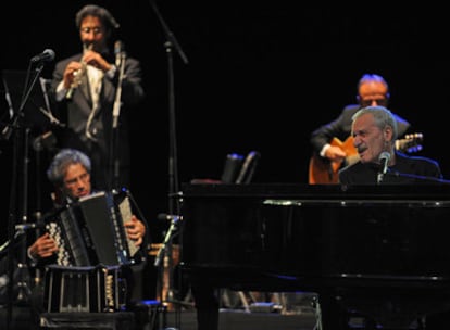 Paolo Conte ante su piano en la actuación de anoche.