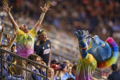 La mascota del Philadelphia Union, Phang, vestida con los colores del arcoíris con motivo del mes del Orgullo, anima a los aficionados durante la segunda parte de un partido de fútbol de la MLS contra el Columbus Crew, en Chester (Estados Unidos).