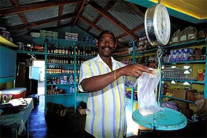 Un vendedor del colmado Bayahibe en la provincia de La Romana.