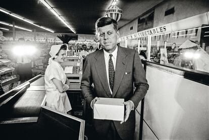 La imagen lo es todo en política. Bien lo sabía Kennedy, quien en la convención demócrata tuvo que convencer a la vieja guardia de su partido de que él podía ganar unas elecciones a la presidencia de Estados Unidos. Entre sus estrategias: mostrarse cercano en cada ocasión, dejando que los fotógrafos se acercaran a él, como en esta incursión en una tienda de comestibles en Virginia Occidental en abril de 1960.  CRÉDITO: TASCHEN