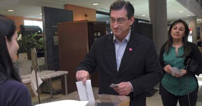 El candidato de UPyD a la Presidencia del Principado de Asturias, Ignacio Prendes, junto a su esposa, vota hoy en un colegio electoral de Gijón en las elecciones que se celebran en la comunidad.