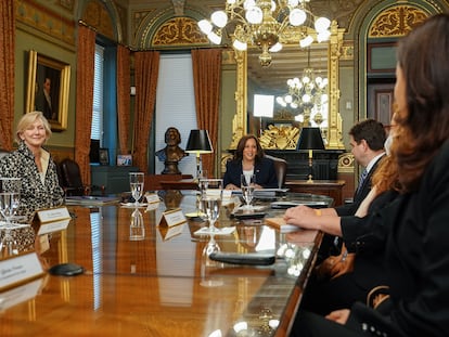 La vicepresidenta de EE UU, Kamala Harris, en la reunión con las abogadas exiliadas de Guatemala en la Casa Blanca.