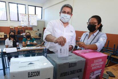 El presidente de Honduras emite su voto durante las elecciones generales, en Tegucigalpa.