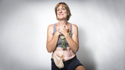 Natividad Zaragoza, de 53 años y ultramaratonista, posa con sus medallas.