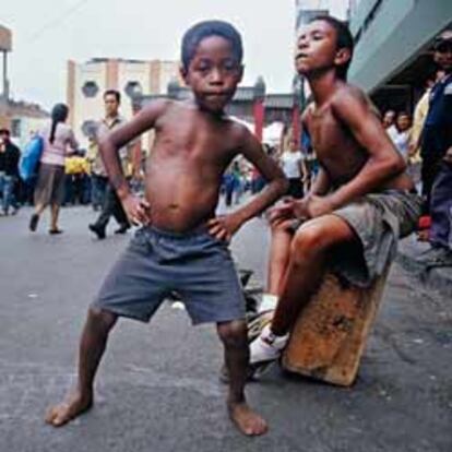 Dos pequeños hermanos en el barrio chino de Lima