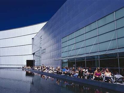 El edificio del Museo Kiasma, en Helsinki, fue proyectado por el arquitecto estadounidense Steven Holl y alberga una colección de arte contemporáneo.