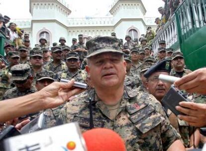 El general Romeo Vásquez responde a preguntas de periodistas el viernes en Tegucigalpa.
