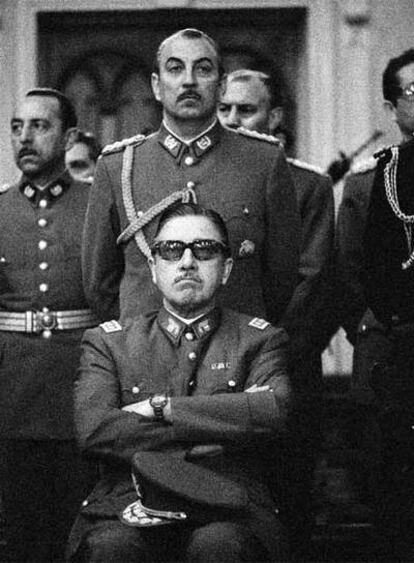 Augusto Pinochet,  junto a sus ayudantes, el 19 de septiembre de 1973, ocho días después del golpe  que encabezó.