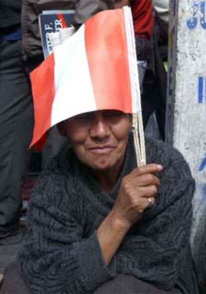 Miles de militantes de la oposición y los sindicatos se lanzaron a las calles de las principales calles de Perú en la primera huelga general del presidente Toledo.