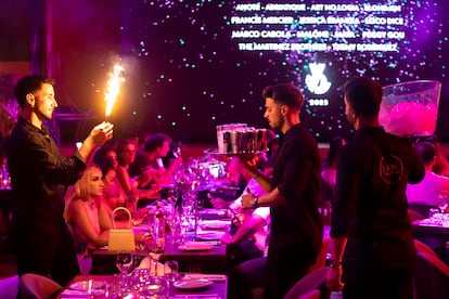 Discoteca Olivia Valère de Marbella (Costa del Sol) con espectáculos en vivo para los clientes del local.