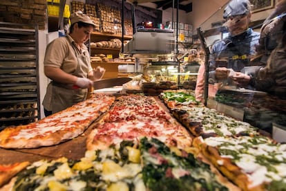 Diferentes variedades de pizza al corte en Roscioli (Roma).