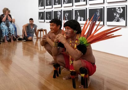 Pedrinho e pajé Levi durante ritual no Instituto Moreira Salles