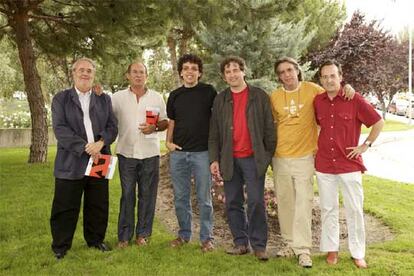 De izquierda a derecha, Manuel Gutiérrez Aragón, Juan Madrid, Pedro Guerra, Manuel Rivas, Luis Pastor y Alfonso Domingo.