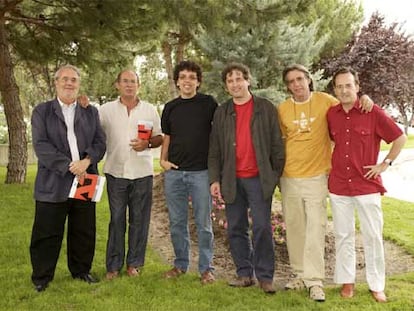 De izquierda a derecha, Manuel Gutiérrez Aragón, Juan Madrid, Pedro Guerra, Manuel Rivas, Luis Pastor y Alfonso Domingo.