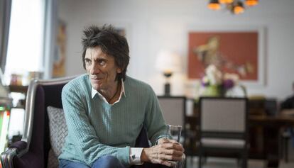 Ron Wood, componente de los Rolling Stones, durante la entrevista en una 'suite' del hotel Palace que lleva su nombre.