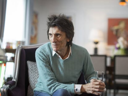 Ron Wood, componente de los Rolling Stones, durante la entrevista en una 'suite' del hotel Palace que lleva su nombre.