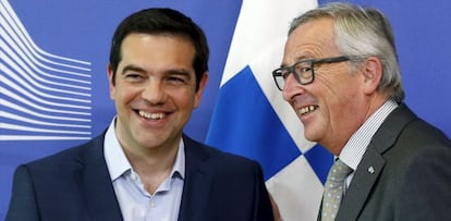 El primer ministro griego, Alexis Tsipras, junto al presidente de la Comisi&oacute;n Europea, Jean-Claude ayer 3 de junio.