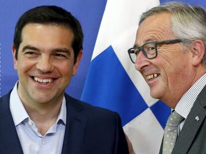 El primer ministro griego, Alexis Tsipras, junto al presidente de la Comisi&oacute;n Europea, Jean-Claude ayer 3 de junio.