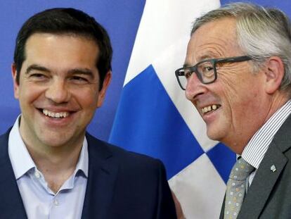 El primer ministro griego, Alexis Tsipras, junto al presidente de la Comisi&oacute;n Europea, Jean-Claude ayer 3 de junio.