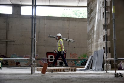 Un obrero durante los trabajos en las obras de construcción de la estación de Sant Andreu Comtal.