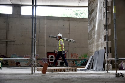 Un obrero trabaja en las obras de construcción de la estación subterránea de Sant Andreu Comt (Barcelona), el 3 de junio.