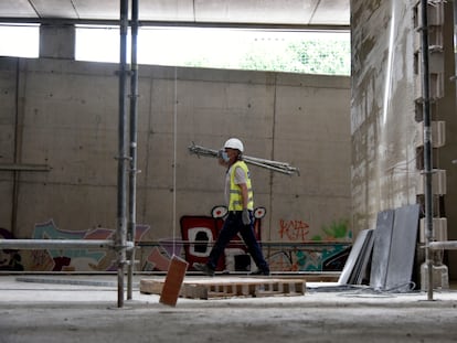 Un obrero trabaja en las obras de construcción de la nueva estación subterránea de Sant Andreu Comt, en Barcelona, el pasado 3 de junio.