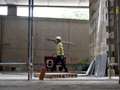 Un obrero durante los trabajos en las obras de construcción de la estación de Sant Andreu Comtal.