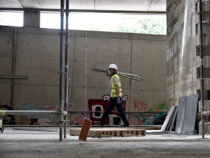 Un obrero trabaja en las obras de construcción de la estación subterránea de Sant Andreu Comt, en Barcelona.