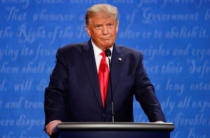El presidente de Estados Unidos, Donald Trump, hace gestos durante el segundo debate.