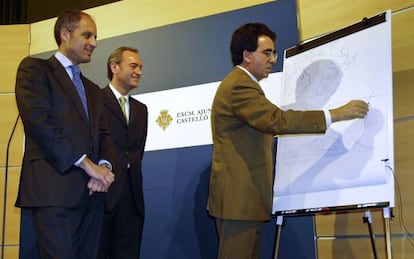 Los poplares Francisco Camps y Alberto Fabra con el arquitecto Santiago Calatrava, en la presentación del Centro Convenciones de Castellón.