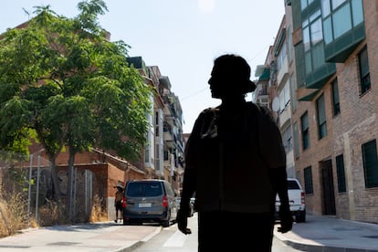 Claudia Galarza, colombiana de 56 años, fotografiada en su barrio en el distrito de Carabanchel, en el sur de Madrid.