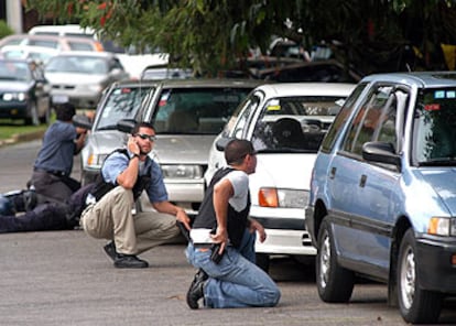 Policías especiales de Costa Rica se resguardan a las afueras de la embajada de Chile en San José.