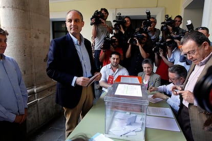 El candidato del Partido Popular a la reelección en la Generalitat valeciana, Francisco Camps, antes de depositar su voto.