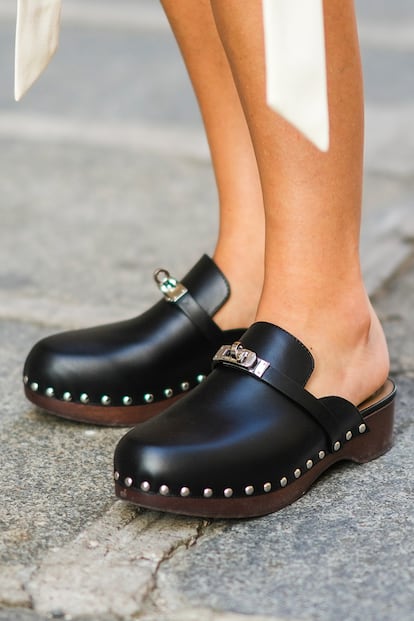 Los zuecos de Hermès. Y también los de Crocs, Bottega Veneta o Birkenstock. Sin duda, 2021 ha sido un gran año para los zuecos, pero uno de los modelos más codiciados es este de piel y suela de madera firmado por Hermès. Aunque su precio casi alcanza los mil euros, es un artículo un poco más democrático que los bolsos de la maison francesa, que siguen siendo una mejor inversión de futuro que el oro.