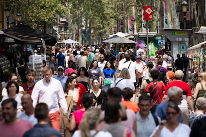 Turistas en la Rambla de Barcelona, esta semana.