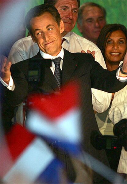 Nicolas Sarkozy, con militantes de su partido ayer en Nimes.