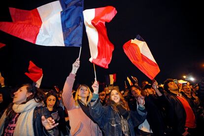 Votantes de Emmanuel Macron celebran su triunfo en la plaza del Museo del Louvre.