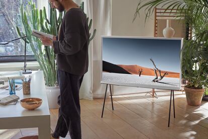 Además de su elegancia y su capacidad de adaptarse a distintos entornos y configuraciones, Samsung The Serif cuenta con tecnología de imagen QLED.