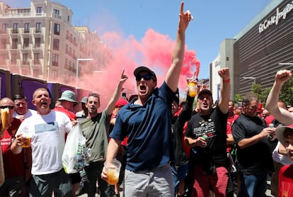 Hinchas del Liverpool, en la plaza de Felipe II, antes de la final de la Champions League contra el Tottenham.