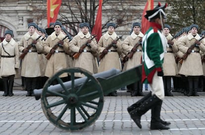 Soldados rusos y voluntarios durante el desfile militar con los uniformes históricos de la Segunda Guerra Mundial, en la plaza Roja de Moscú (Rusia), el 7 de noviembre de 2017.