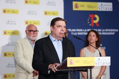 El ministro de Agricultura, Pesca y Alimentación, Luis Planas, este viernes en Los Palacios y Villafranca (Sevilla)