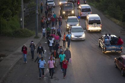 Con las primeras horas del amanecer las nuevas familias migrantes iniciaron su marcha en la ciudad hondureña