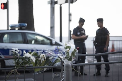 Altar improvisado en el Paseo de los Ingleses tras el atentado terrorista, el 15 de julio de 2016.