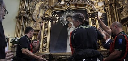 Imagen de la virgen expuesta en el altar.