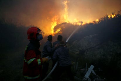 Bomberos israelíes tratan de sofocar el incendio originado en el bosque Carmel, en el norte del país.