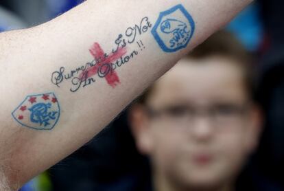 Un hincha inglés enseña su tatuaje ante del partido de la fase de grupos contra Gales. 